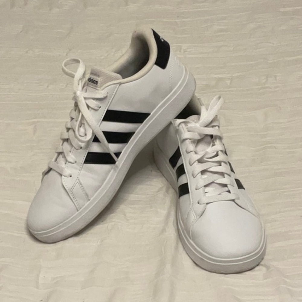 Nearly new adidas tennis shoes - Picture 2 of 3